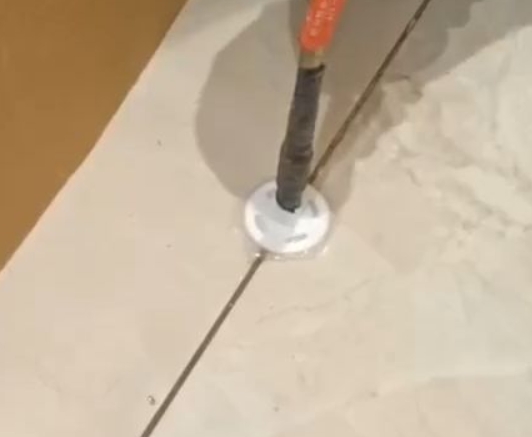 南阳市瓷砖空鼓维修公司专业解答瓷砖在铺贴过程中，如果没有涂抹均匀到位的粘结材料（如水泥砂浆或瓷砖胶），可能会导致以下问题