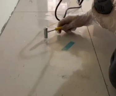 南阳市瓷砖开裂维修公司专业分享瓷砖在铺贴前如果没有沥干水分，将会导致以下问题