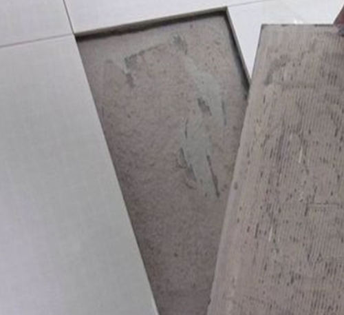 南阳市瓷砖空鼓维修公司分享瓷砖铺贴时如果打浆（即涂抹在瓷砖背面和基层上的砂浆或瓷砖胶）过少，会带来以下问题